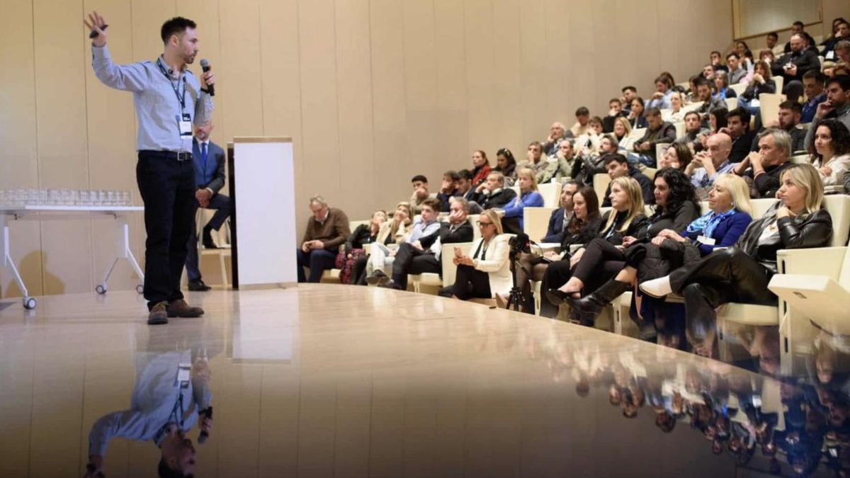 Para el consultor Axel Jutoran, especialista en IA aplicada a negocios, el principal obstáculo no es técnico sino estratégico.