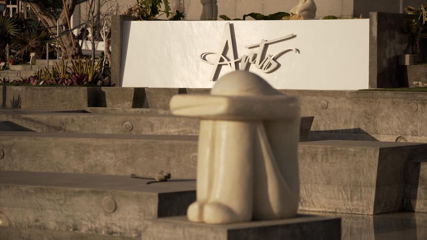 Art, el polémico centro comercial construido en la costa de Arona