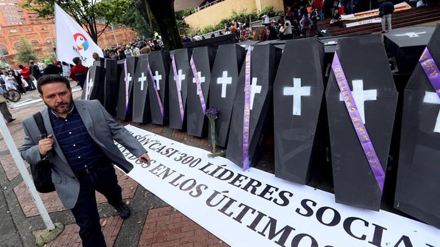 El pasado 31 de diciembre, la ONU divulgó un informe en el que considera que la presencia de grupos armados ilegales en zonas de Colombia, como el Cauca, "sigue teniendo consecuencias devastadoras, como reclutamientos de menores, homicidios, desplazamientos y amenazas contra las autoridades y los líderes étnicos".