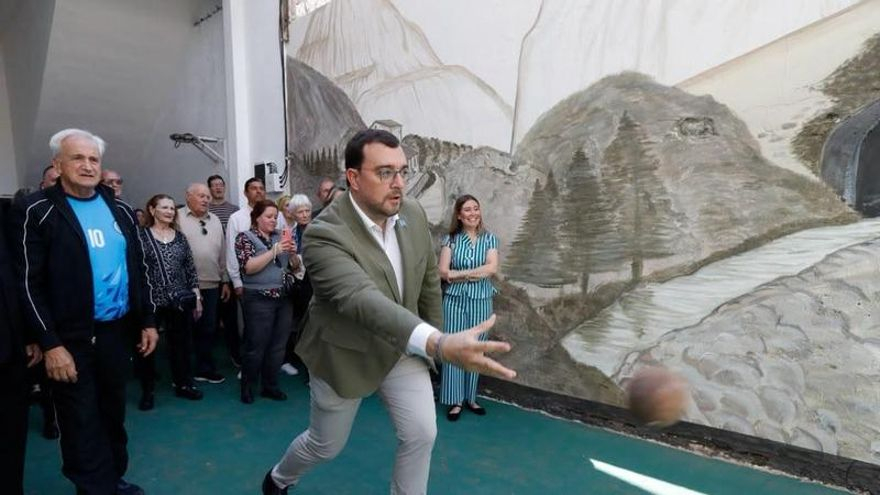 Adrián Barbón jugando a los bolos en el centro asturiano de Lanús.