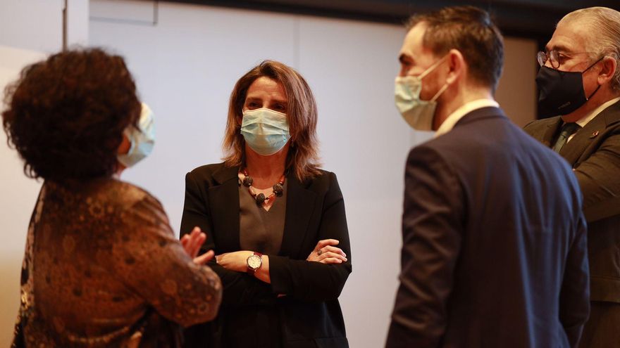 Teresa Ribera, junto a Ignacio Escolar y José Bogas