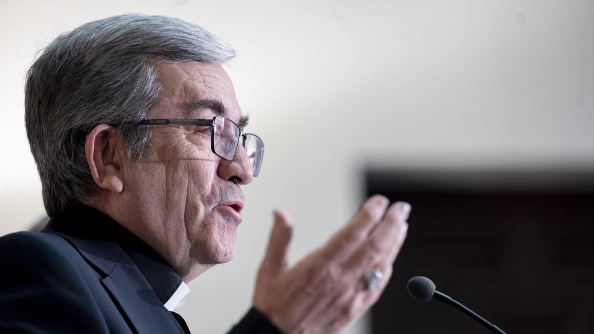 El presidente de la Conferencia Episcopal Española, Luis Argüello, en la sede del Defensor del Pueblo.