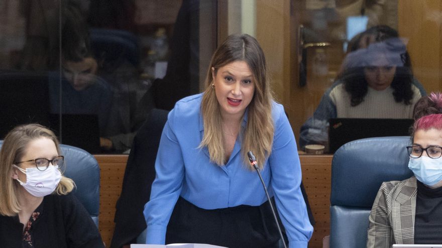 (I-D) La coportavoz de Unidas Podemos Carolina Alonso, la también coportavoz Alejandra Jacinto y la diputada del partido Vanesa Lillo, en un pleno de la Asamblea de Madrid, a 2 de diciembre de 2021, en Madrid (España). Para este pleno está previsto el deb