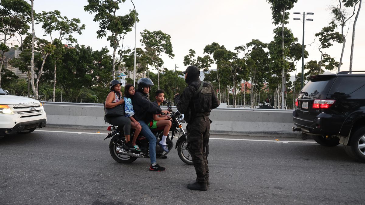 Controles en las inmediaciones de Fuerte Tiuna -que alberga la sede del Ministerio de Defensa-, tras los bombardeos de EEUU