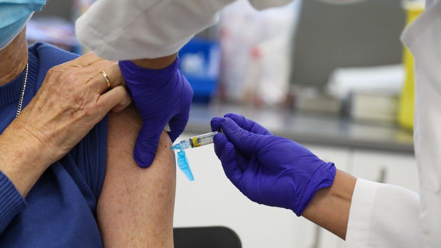 Arranca la vacunación contra la gripe: prioridad a mayores de 60 y simultánea con la tercera dosis anti-COVID