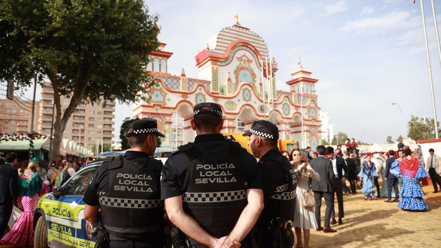 Policía Local en el Real de la Feria de Abril frente a la portada.