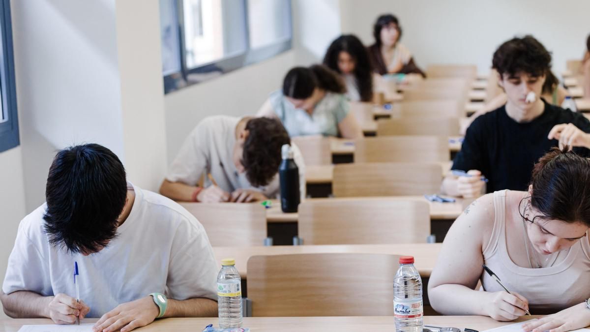 Alumnos durante las Pruebas de Acceso de la Universidad (PAU)