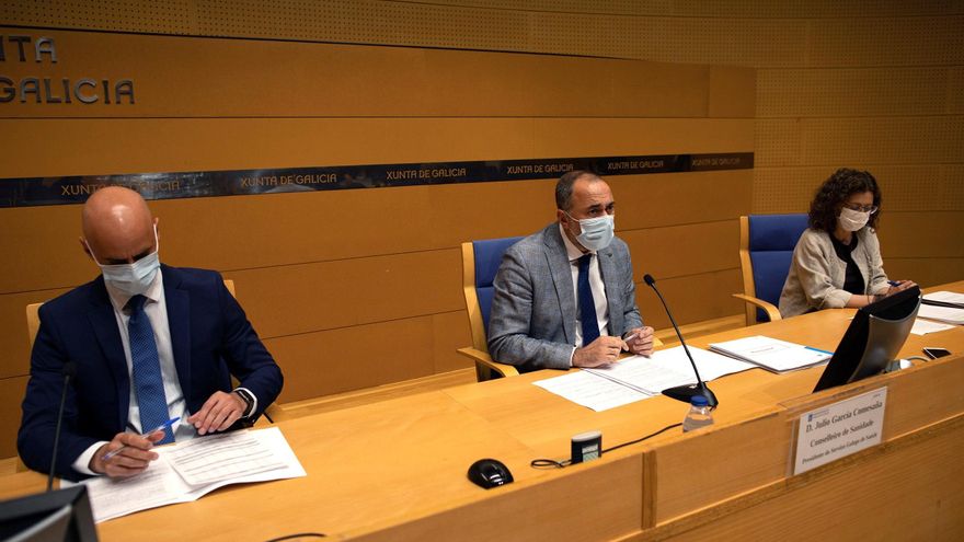 El conselleiro de Sanidad, Julio García Comesaña (c), informa en rueda de prensa de los principales acuerdos adoptados en la reunión del comité clínico que asesora a la Xunta en la gestión de la pandemia. EFE/Óscar Corral