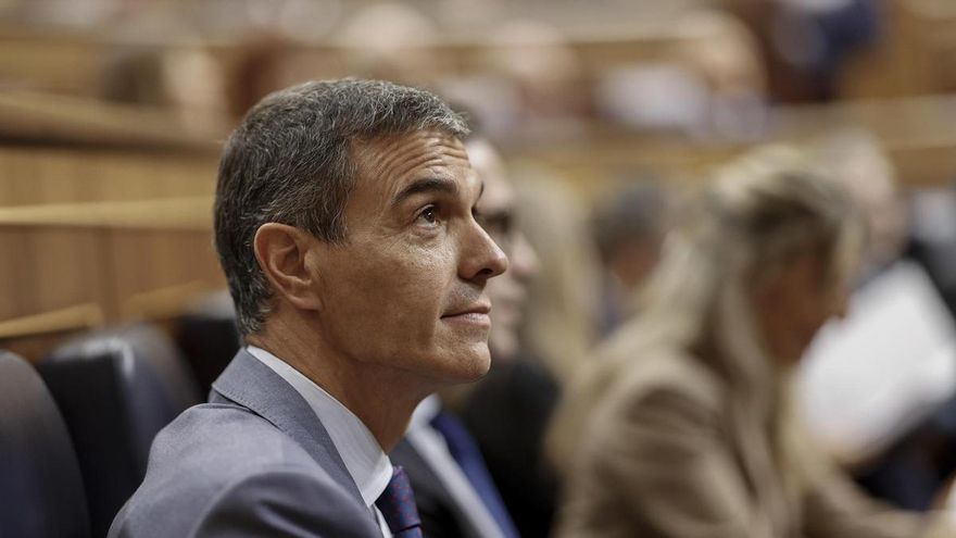 El presidente del Gobierno, Pedro Sánchez toma asiento este miércoles durante la sesión de control del Congreso de los Diputados en Madrid.