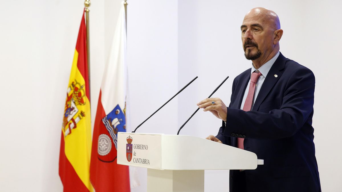 El consejero de Salud, César Pascual, en la rueda de prensa para explicar la privatización de servicios sanitarios en Cantabria.