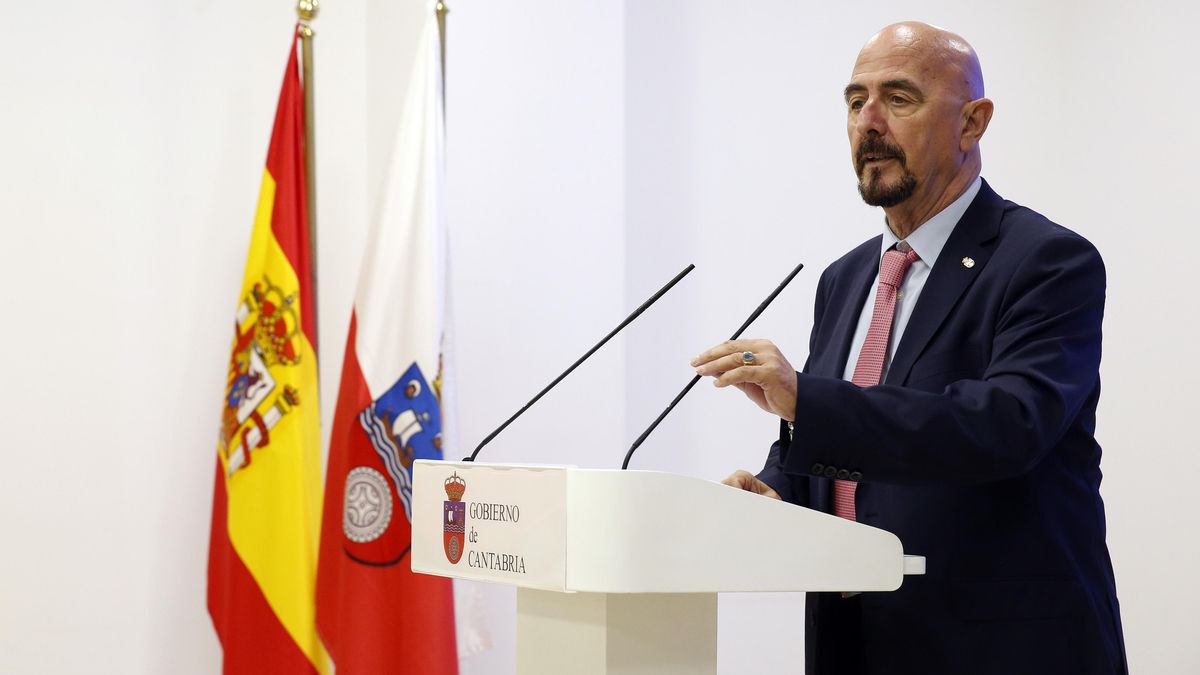 El consejero de Salud, César Pascual, en la rueda de prensa para explicar la privatización de servicios sanitarios en Cantabria.