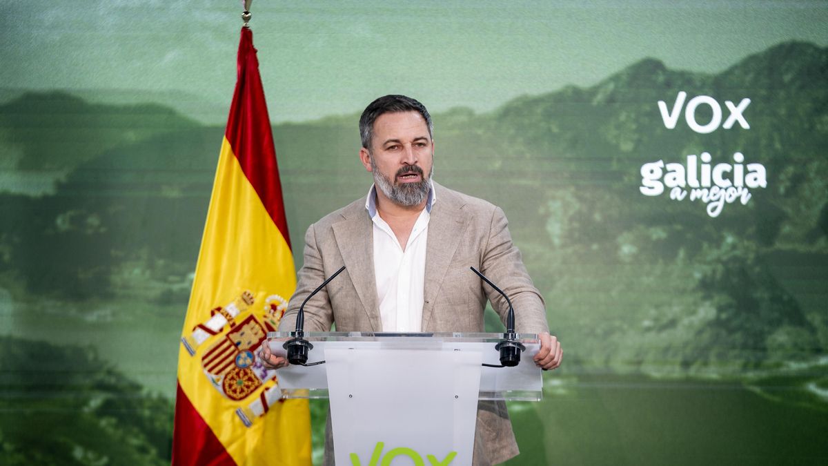 El presidente de Vox, Santiago Abascal, comparece durante el seguimiento de la jornada electoral de los comicios autonómicos de Galicia, en la sede nacional de Vox, a 18 de febrero de 2024, en Madrid (España).