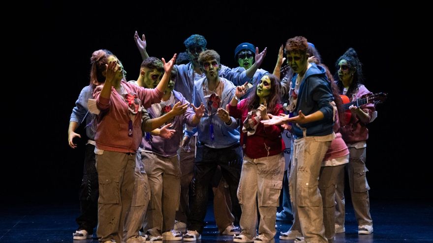 La juventud más comprometida estrena el concurso del Carnaval de Cádiz: "Faltan profesores, sobran vendehumos"