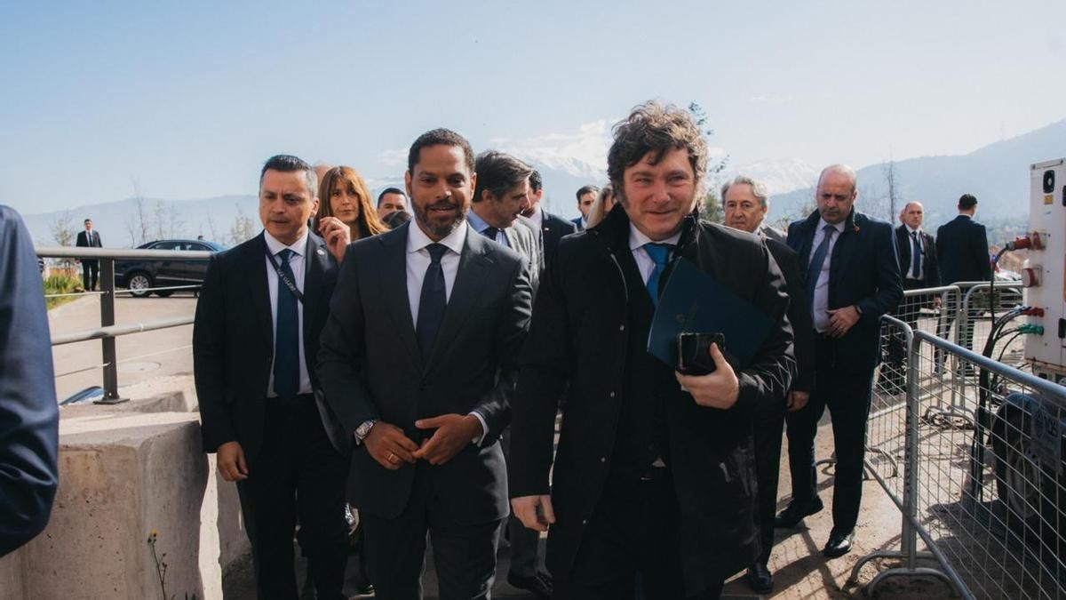 El secretario general de Vox, Ignacio Garriga (i), y el presidente de Argentina, Javier Milei (i), en la V cumbre del Foro de Madrid convocada bajo el lema 'Una nueva era para Iberoamérica', a 3 de septiembre de 2026, en Santiago de Chile (Chile).