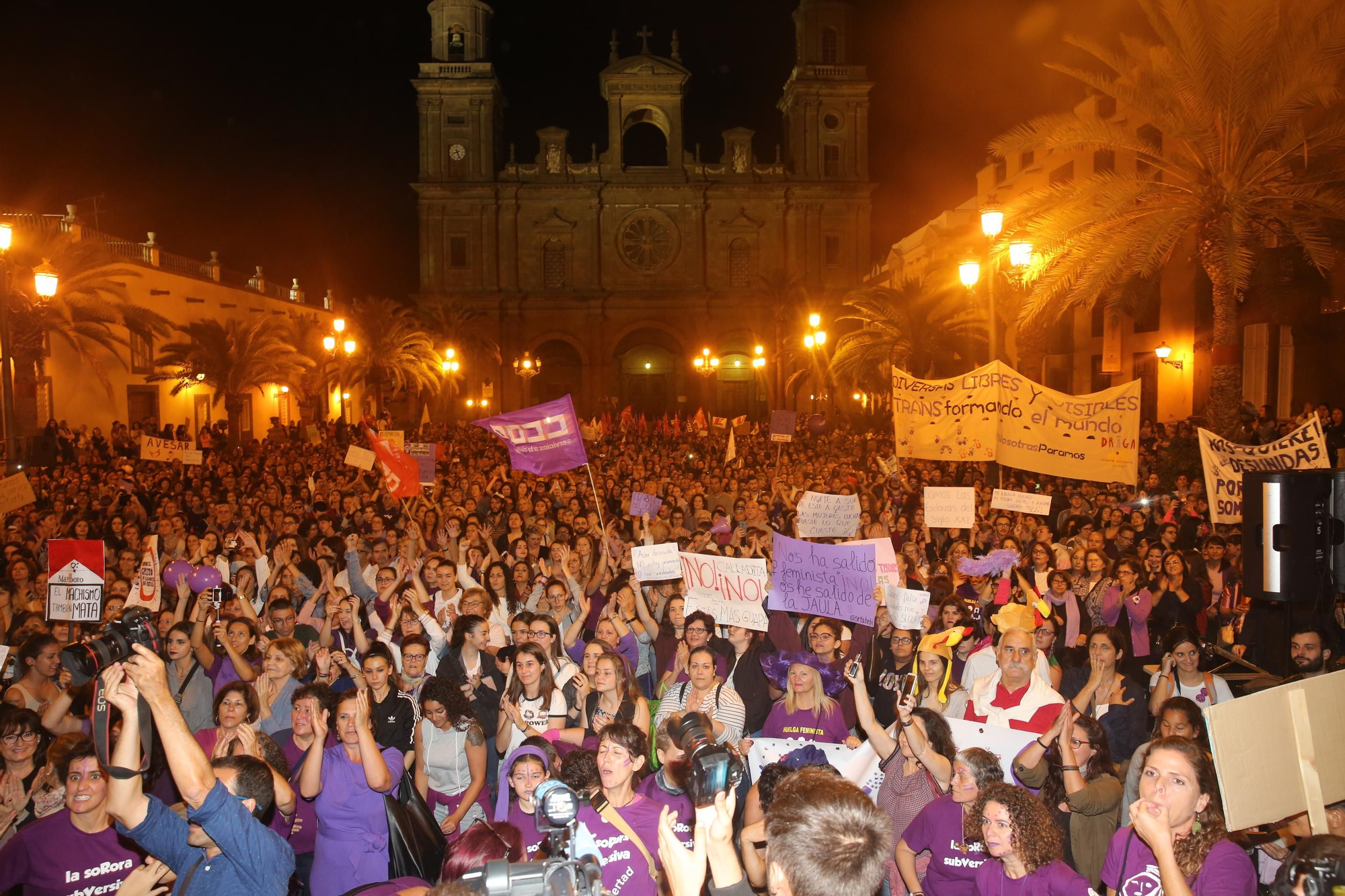 La plaza de Santa Ana abarrotada al final de la manifestación feminista.