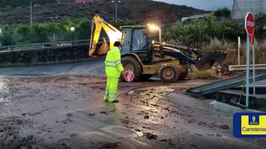 Retirada de barro y rocas en la vía tras las lluvias de este miércoles en Gran Canaria