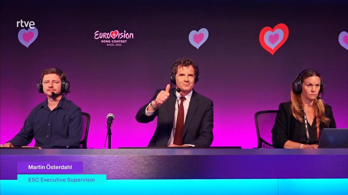 Martin Österdahl saluda al público –sin mediar palabra– en la final de Eurovisión 2025