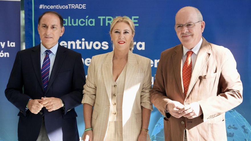 La consejera de Economía, Hacienda y Fondos Europeos, Carolina España, junto al presidente de la Confederación de Empresarios de Andalucía, Javier González de Lara, y el presidente del Consejo Andaluz de Cámaras de Comercio, Javier Sánchez Rojas.