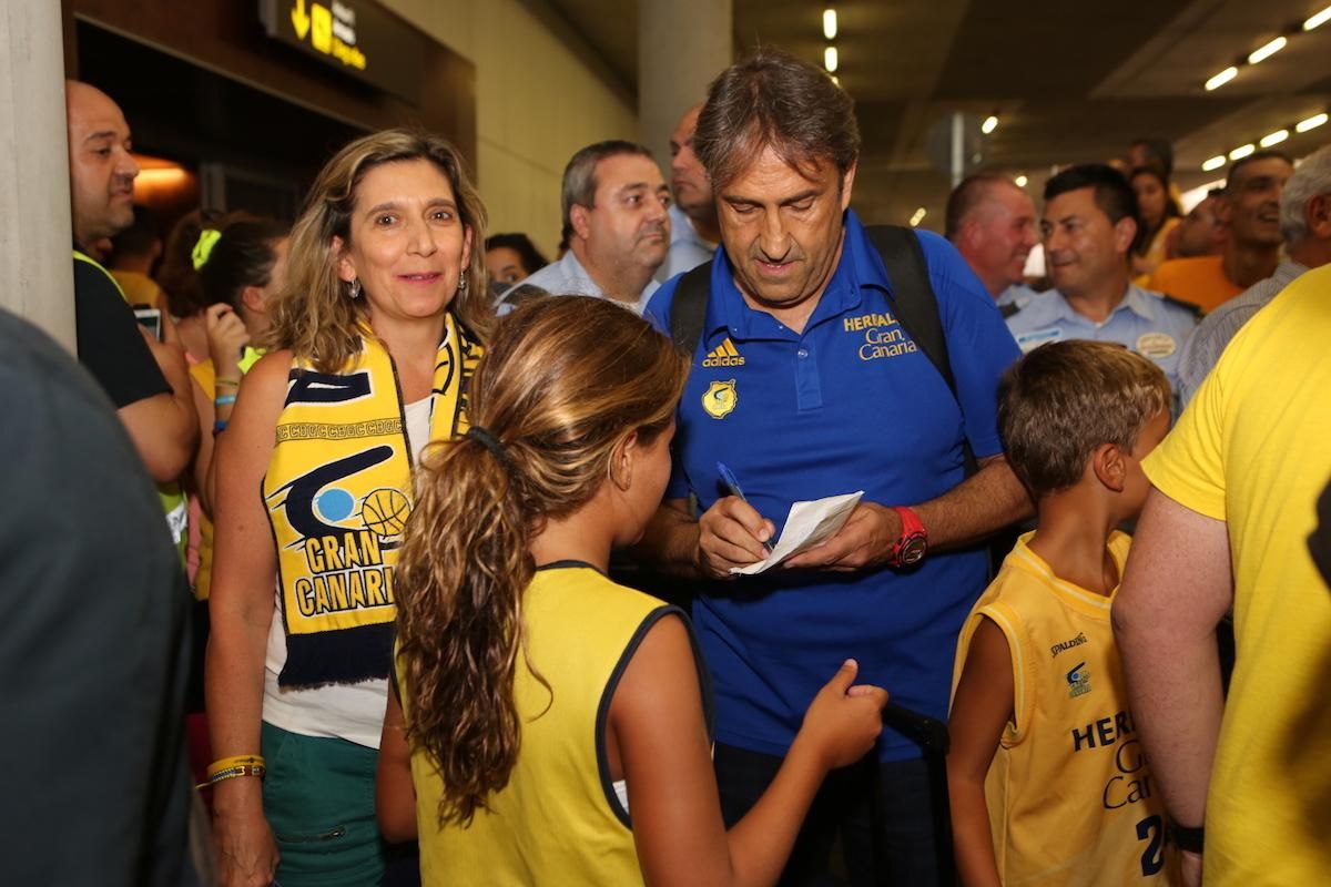 Llegada del 'Granca' al aeropuerto.
