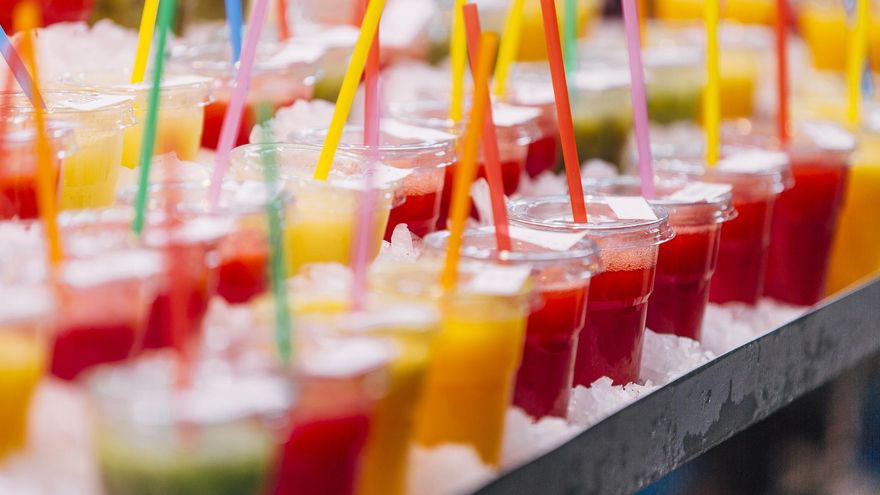 Hace calor, ¿me refrescará más una bebida caliente que una fría?