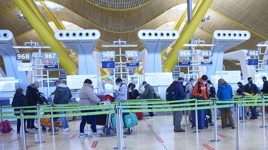 Varias personas con maletas en el aeropuerto Adolfo Suárez, Madrid-Barajas