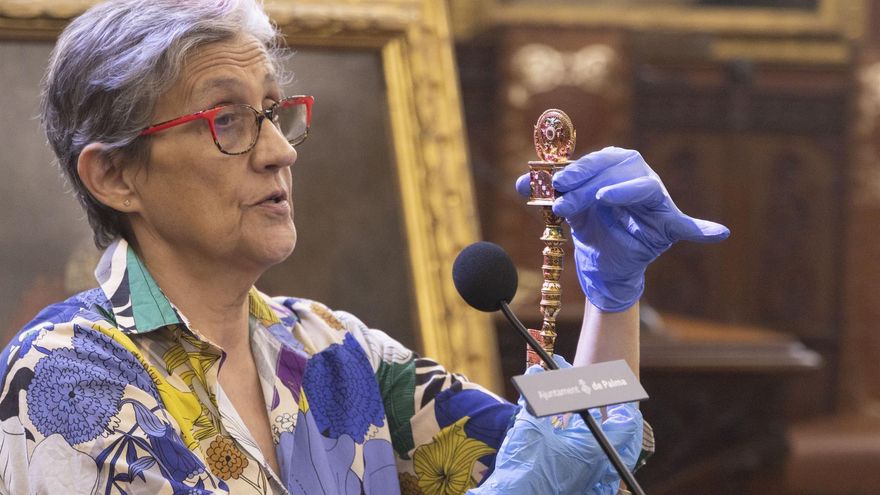 La conservadora y directora del Castell de Bellver, Magdalena Rosselló, durante la presentación de la llave del Reino de Mallorca