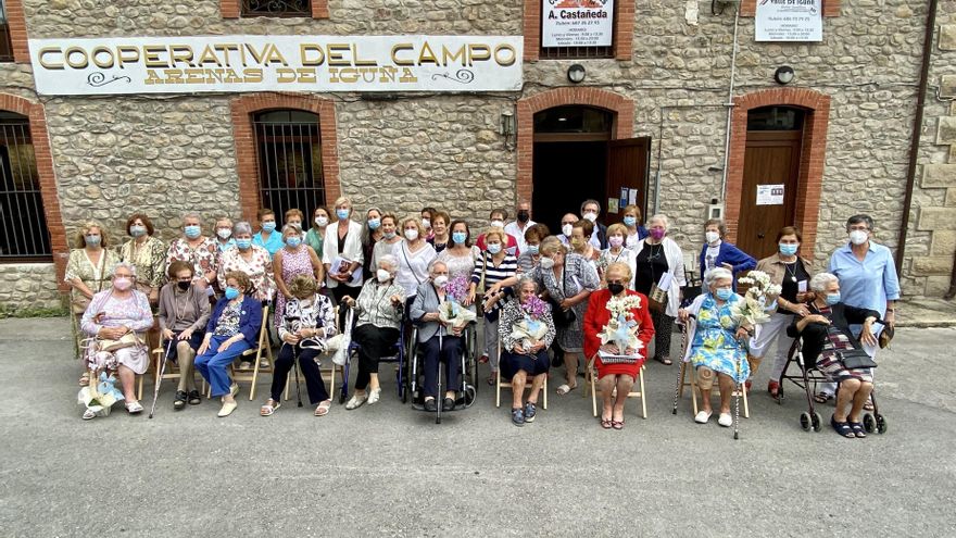 La consejera de Educación y Formación Profesional, Marina Lombó, asiste al acto de homenaje a maestras y alumnas de la escuela de niñas de la asociación de labradores La Providencia.