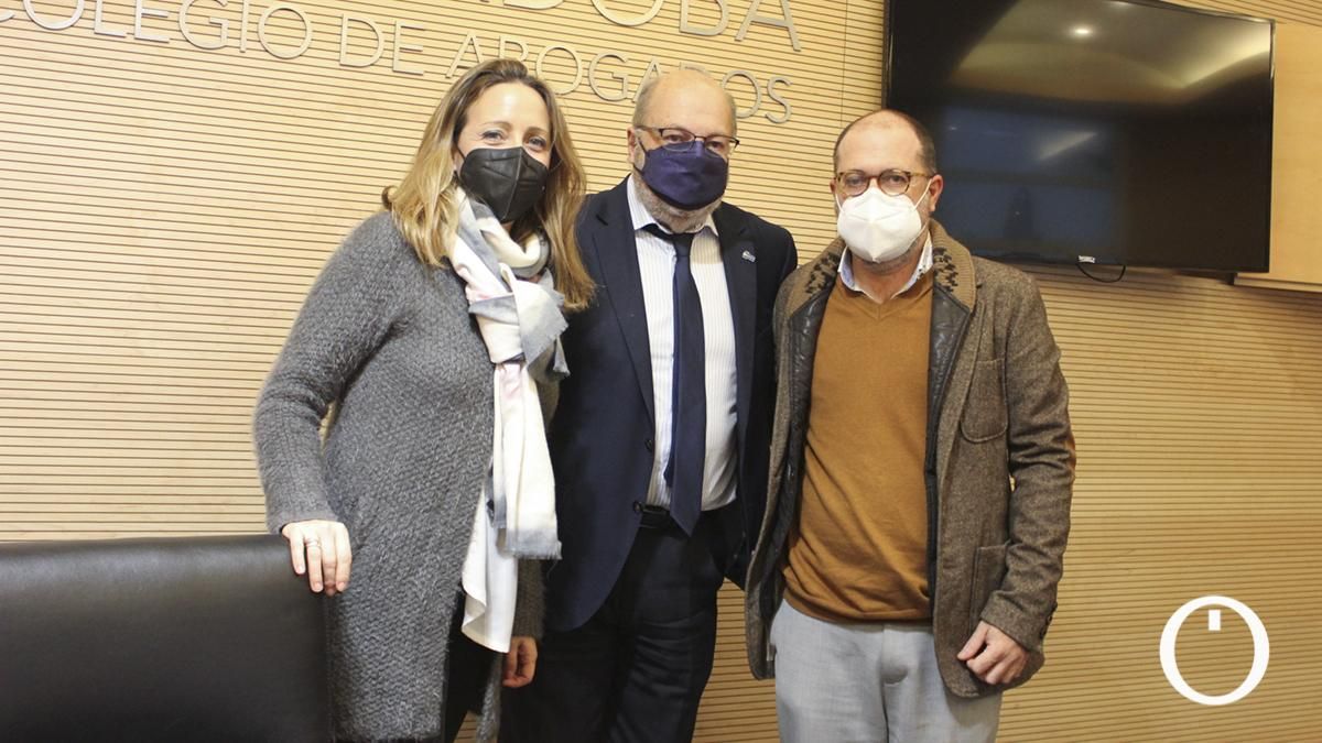 El decano del Colegio de Abogados de Córdoba, Carlos Arias López, entrega las ayudas destinadas a asociaciones y ONG