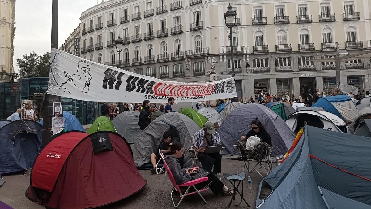 "La Uni en la puta calle": las clases de la Complutense se trasladan a la acampada de Sol por la vivienda