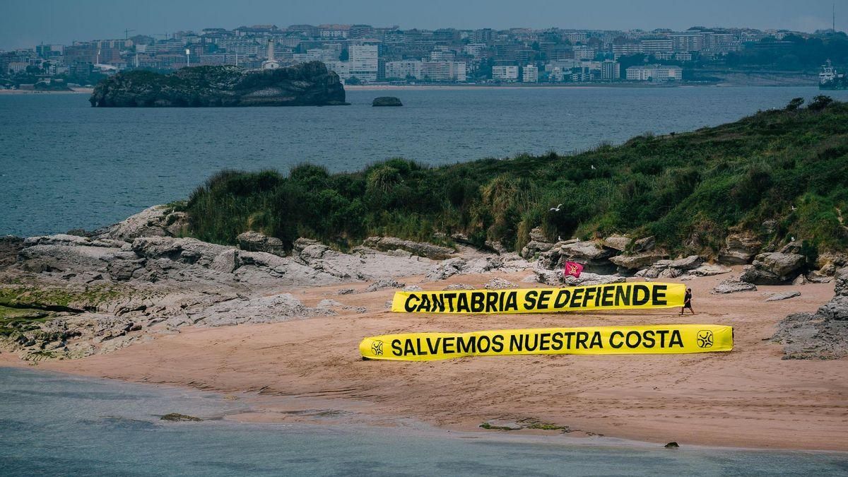 La pancarta gigante que podía leerse desde Loredo, con Santander y la bahía como telón de fondo.