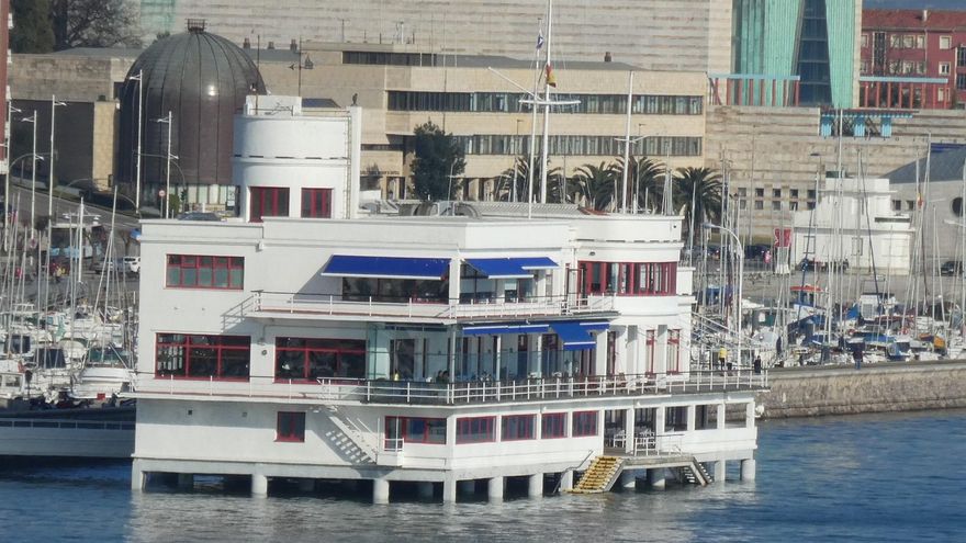 Edificio del Real Club Marítimo de Santander en la bahía y junto a Puertochico