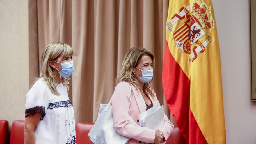 La ministra de Transportes, Movilidad y Agenda Urbana, Raquel Sánchez (d), a su llegada a la Comisión de Transportes, Movilidad y Agenda Urbana, en el Congreso de los Diputados, a 16 de septiembre de 2021, en Madrid (España). La comparecencia tiene lugar
