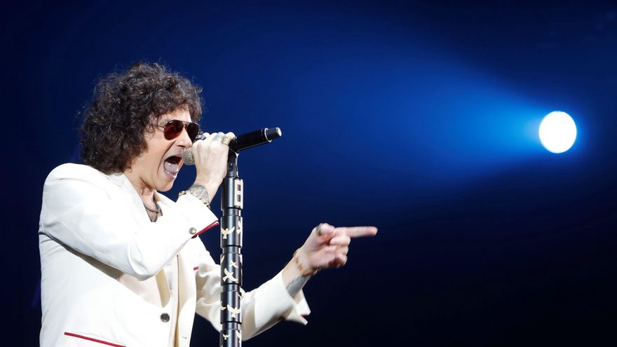 Bunbury para un concierto por el uso del móvil de un fan: "La puta cámara grabando todo el puto rato"