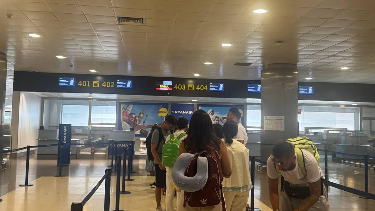 Pasajeros en el mostrador de facturación del primer vuelo desde Gran Canaria a Roma (de la compañía Ryanair) este sábado. Canarias Ahora