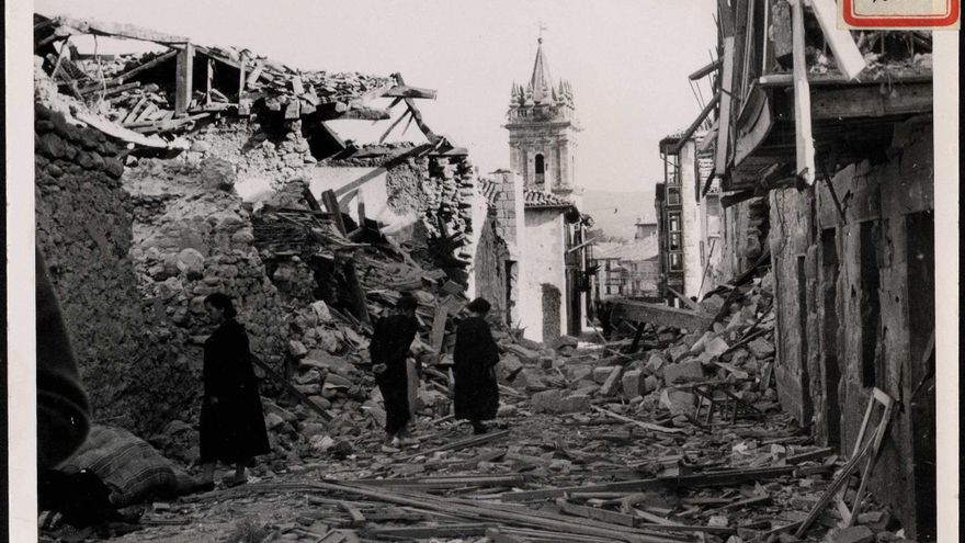 "Aspecto de una calle de Reinosa al entrar las tropas nacionales".