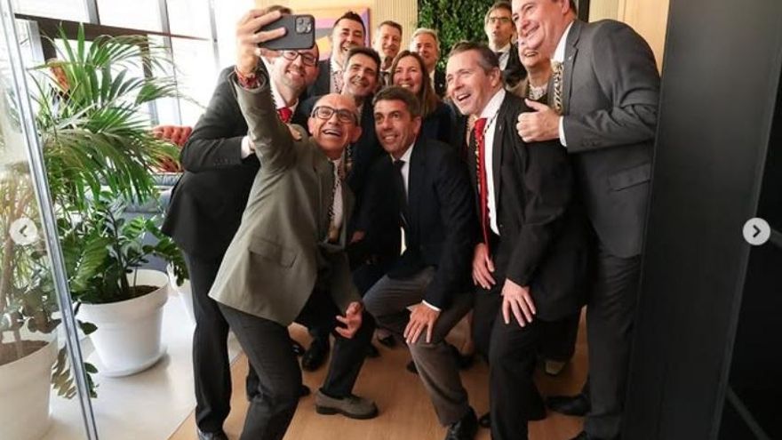 Indignación entre los trabajadores de la Universitat Politècnica por los 'selfis' con Mazón del equipo rector ninguneando las protestas