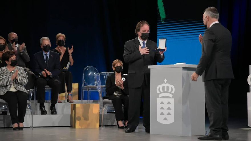 Amós García recoge la Medalla al Servicio Canario de Salud.