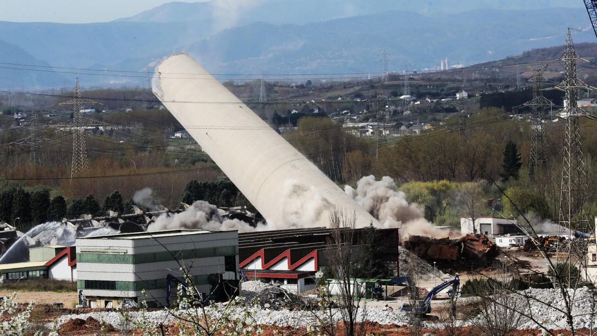 360 kilos de dinamita abaten los 82 metros de chimenea que resistieron en Compostilla