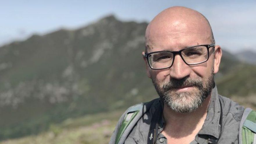 Xabier Vázquez Pumariño, biólogo: "Cazar lobos incrementa los ataques al ganado"