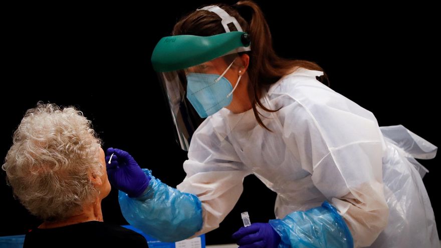 Una sanitaria realizar pruebas PCR en San Sebastián. EFE/Javier Etxezarreta/Archivo