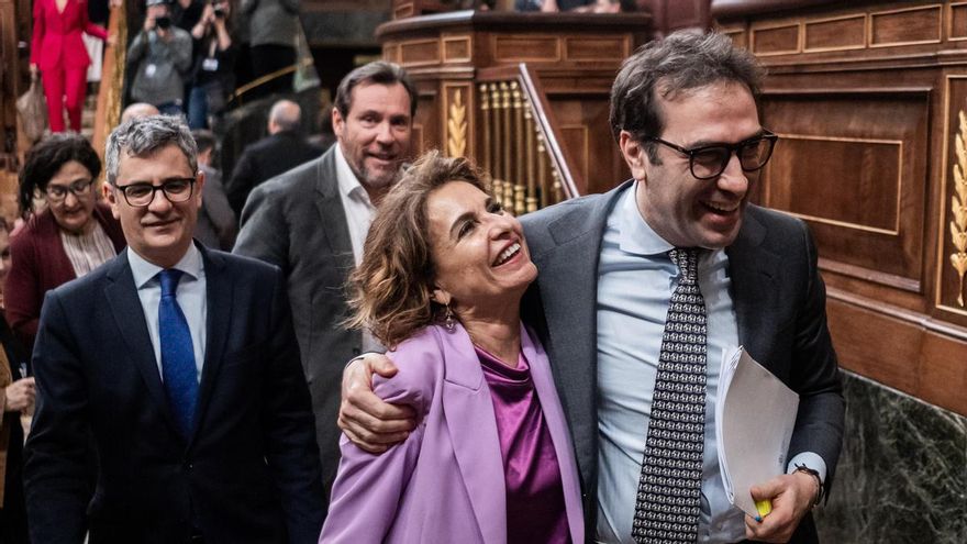 La vicepresidenta primera y ministra de Hacienda, María Jesús Montero, y el ministro de Economía, Comercio y Empresa, Carlos Cuerpo, a su salida de una sesión plenaria, en el Congreso de los Diputados, a 26 de marzo de 2026, en Madrid (España). El Congres