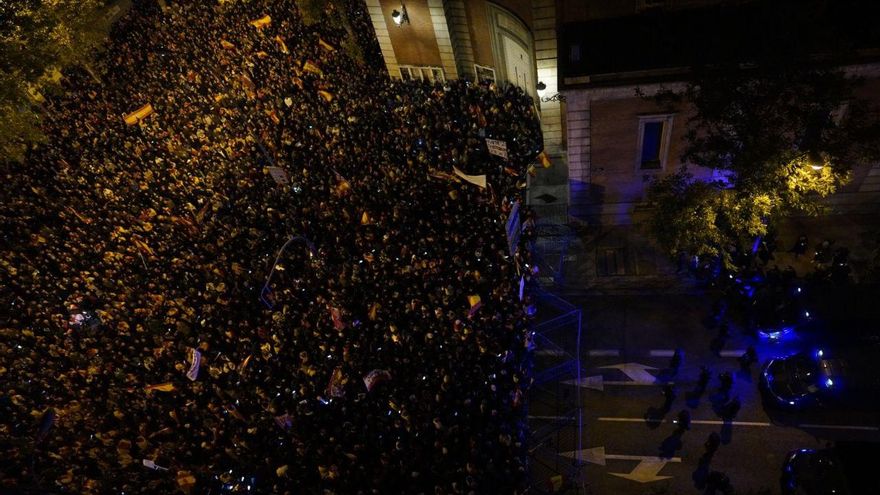 Miles de personas se manifiestan frente a Ferraz contra la amnistía