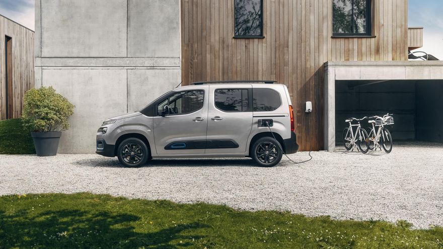 La gama Citroën ë-Berlingo ofrece dos longitudes de carrocería, al igual que en las versiones térmicas: talla M, que mide 4,40 metros de largo, y la XL, que puede incorporar siete plazas, alcanzando los 4,75 m.