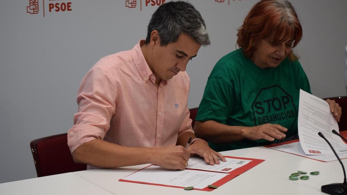 Zuloaga y Luengo durante la firma del acuerdo entre el PSOE y la PAH.