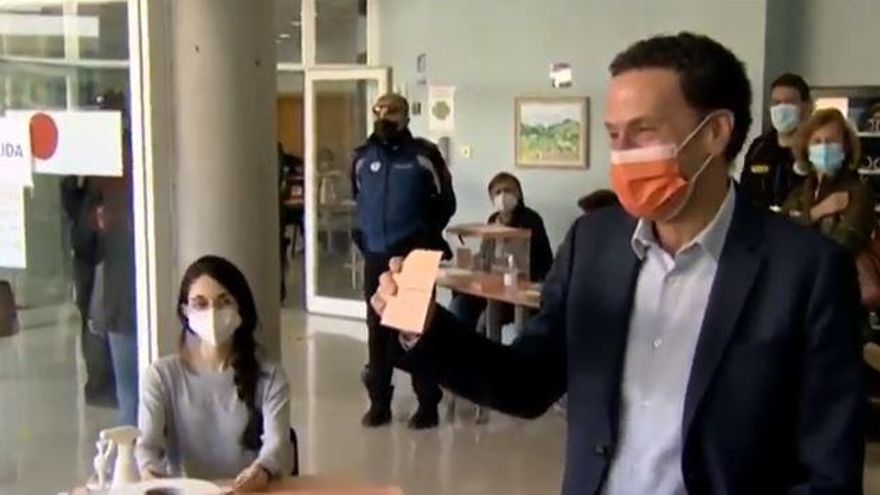 Edmundo Bal vota en las elecciones del 4 de mayo de 2021