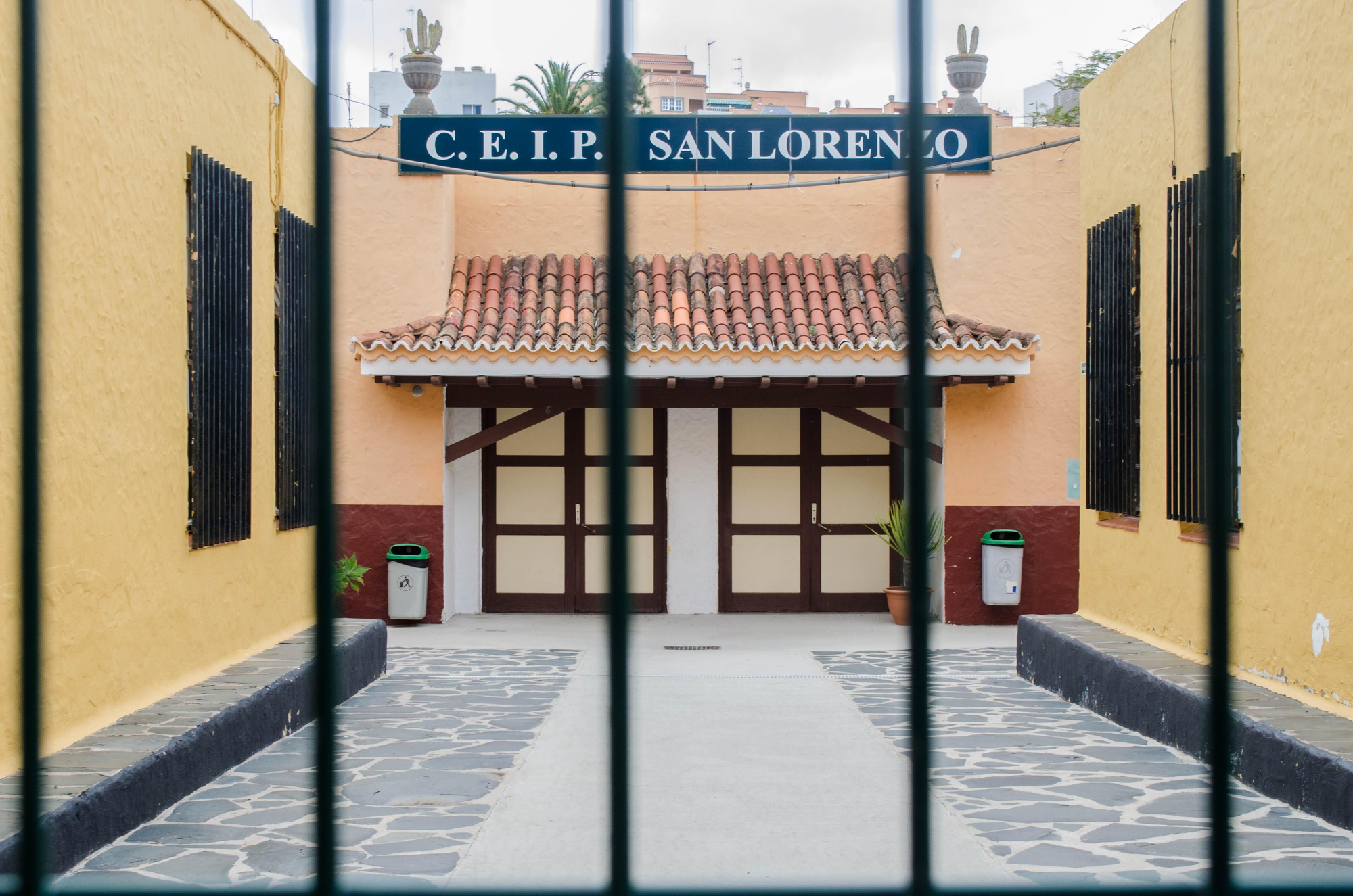 Hay colegios orgullosos, que llevan el nombre de su barrio; que están en el centro, conectados con su plaza. Hay colegios que son el corazón de muchos lugares. Con el silencio de los niños-as, en San Lorenzo se escuchaban gallos, perros y pájaros