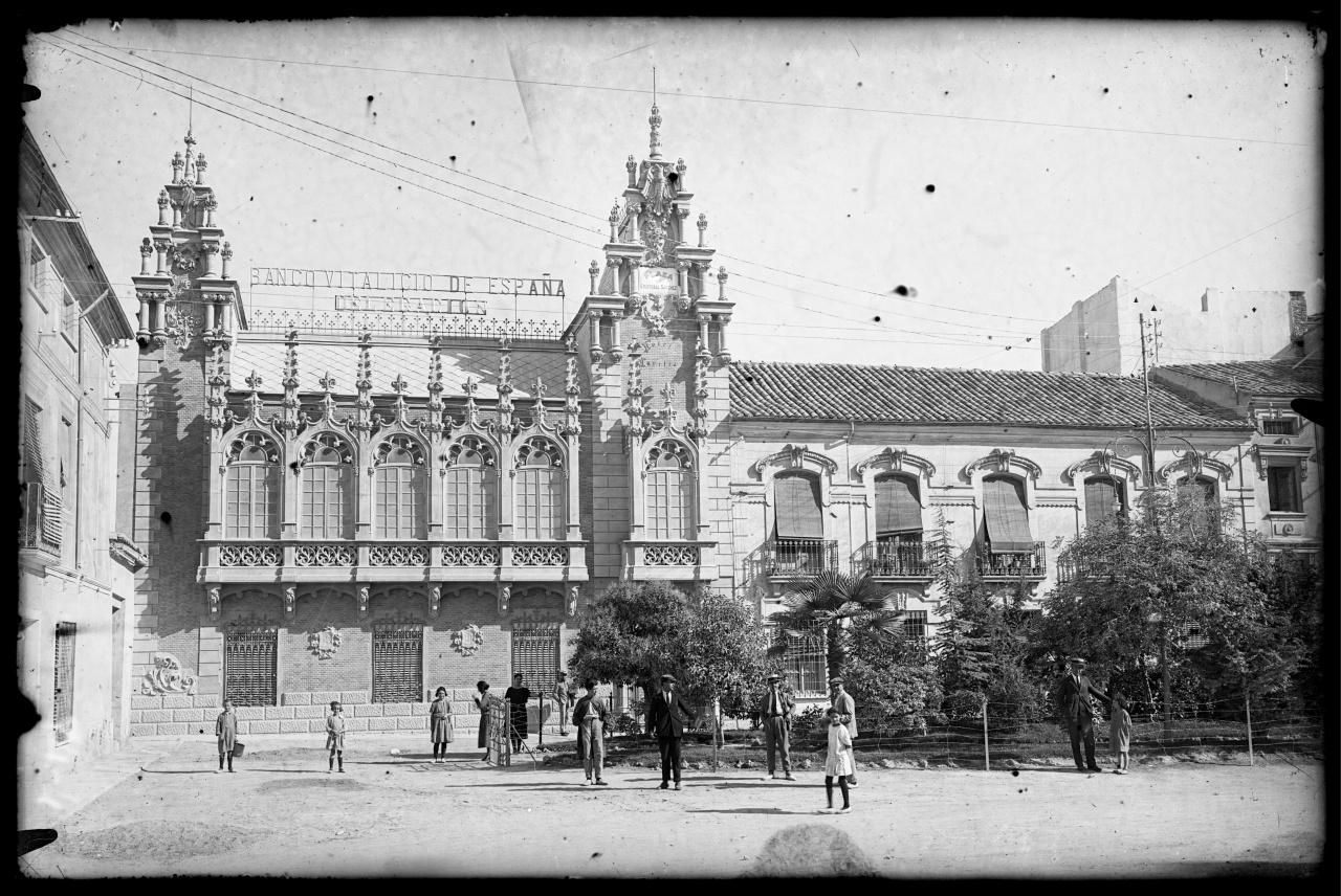 Casa del Hortelano, antigua sede del Banco Vitalicio y actual Museo de la Cuchillería. Albacete. 1925. Fondo Luis Escobar. AHP Toledo