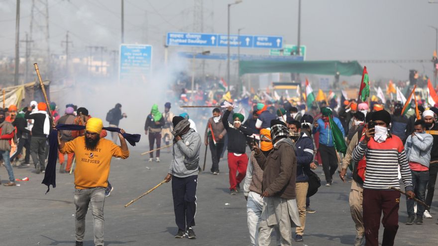 Tensión con ruptura de barricadas en la marcha campesina sobre Nueva Delhi