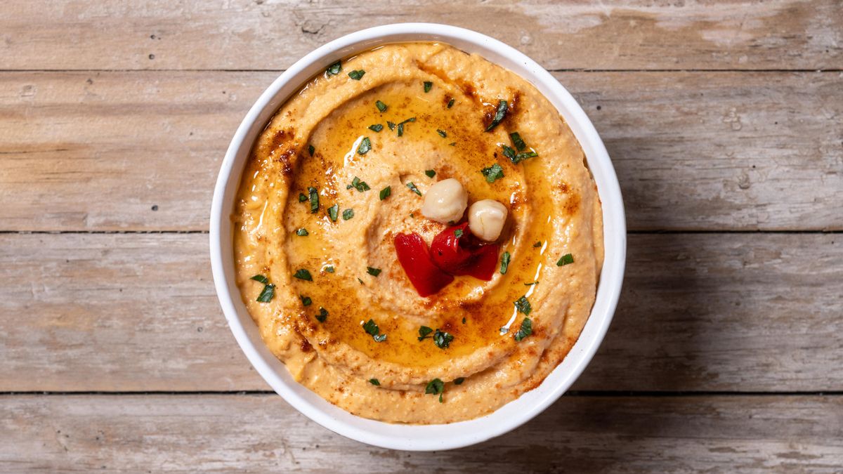 Hummus de pimiento emplatado