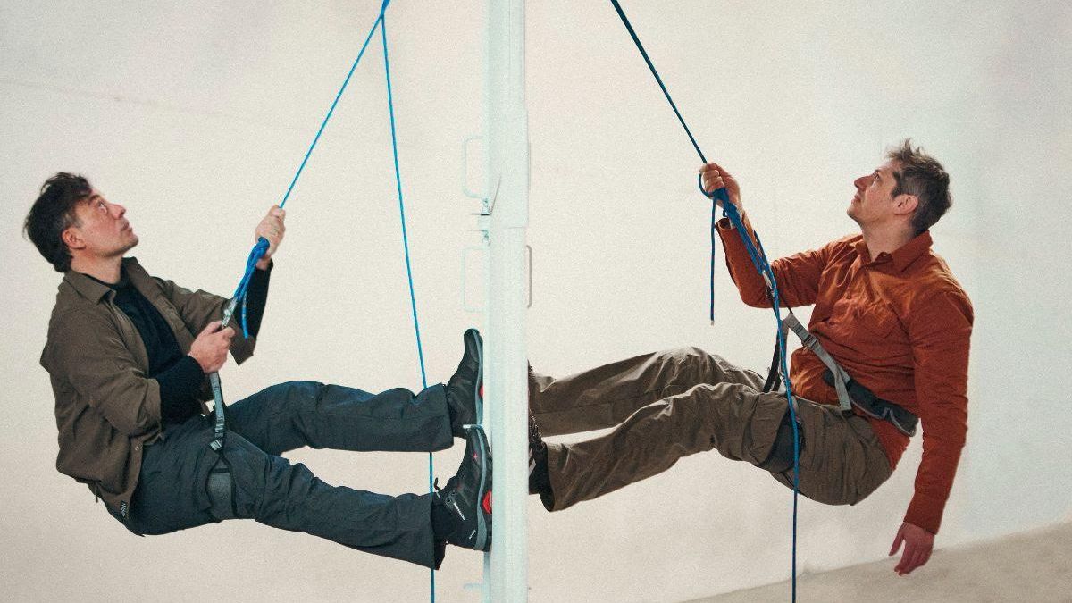 Diego Velazquez y Patricio Aramburu, los actores de "Una sombra voraz", de Mariano Pensotti.